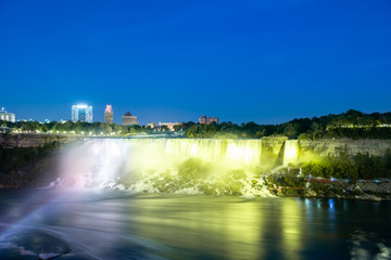 Wall Mural - Niagara waterfalls at Night