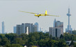 Landeanflug eines Segelflugzeugs vor der Skyline von Frankfurt am Main