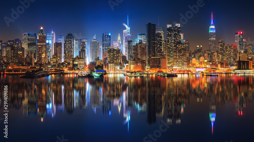Fotomural Panoramic view on Manhattan at night, New York, USA