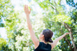 © beeboys - 両手を広げる女性・自然背景