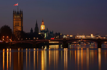 Fototapete - Night view of Westminster Palace over illuminated Thames River.