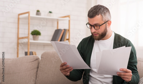 Fotomural Businessman doing work at home, reading documents