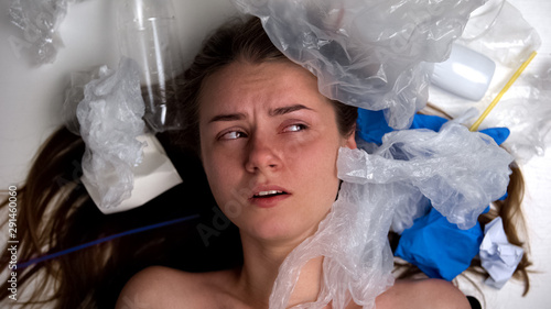 Fotografía Woman suffering from plastic trash, problem of ecological pollution, stop-motion