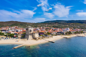 Aussicht auf den Prosphorios Turm, das Wahrzeichen von Ouranoupoli, Griechenland, Chalkidiki