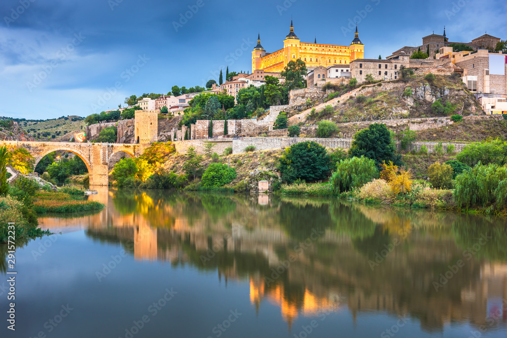 Toledo, Spain on the Tagus River at night - obrazy, fototapety, plakaty 