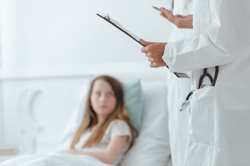 Canvas Print - Doctor explaining to a child what a diagnosis is