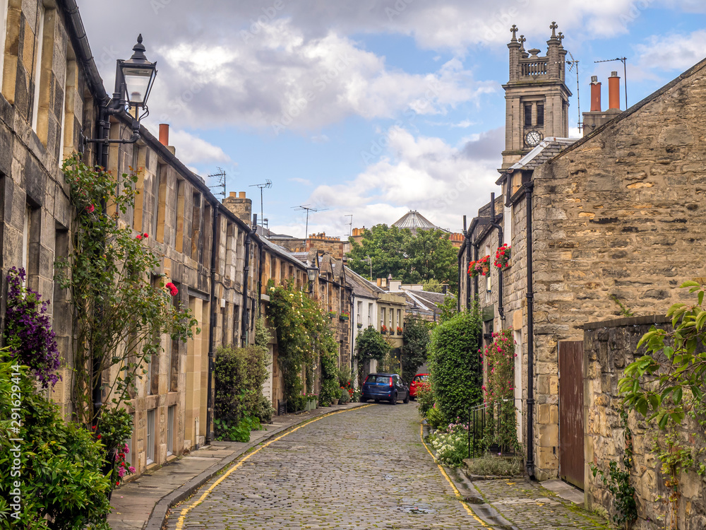 circus-lane-in-the-new-town-in-edinburgh-scotland