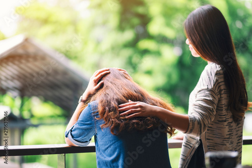 Fotomural A woman comforting and giving encouragement to her sad friend
