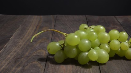 Wall Mural - Racimo de uvas verdes en la mesa