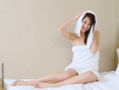 風呂上がりに髪を拭く若い女性 Stock 写真 Adobe Stock 風呂上がりに髪を拭く若い女性 Stock 写真 Adobe Stock