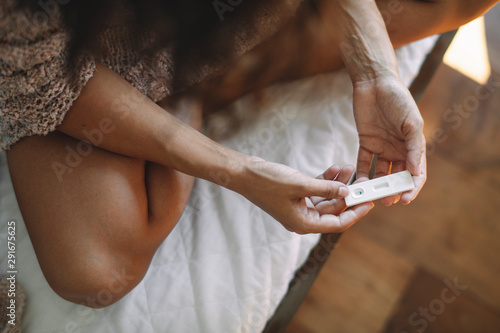 Fotomural Close up of woman holding pregnancy test