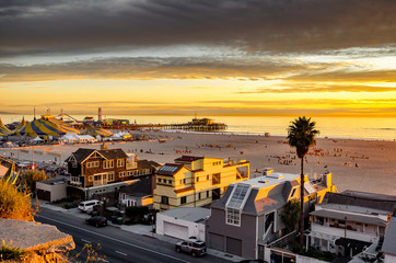 Poster - Beautiful sunset on Santa Monica beach, with view of beach homes and famous Santa Monica pier.