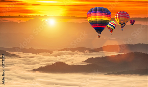 Dekoracja na wymiar  balonow-na-ogrzane-powietrze-latajace-nad-morzem-mgly-o-wschodzie-slonca-w-chiang-mai-tajlandia