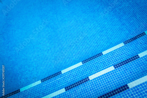 Obrazy Pływanie  niebieskie-dno-basenu-gresit-lato-sporty-wodne-i-koncepcja-relaksu