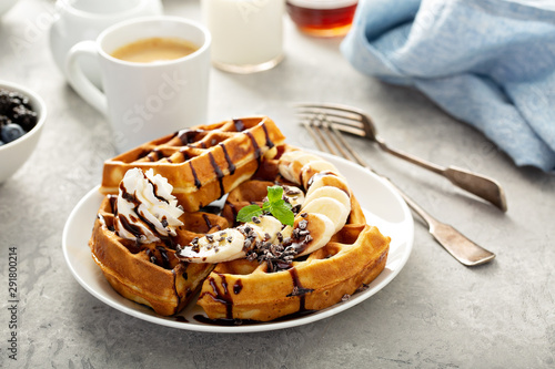 Fotografía Breakfast waffles with bananas and chocolate sauce