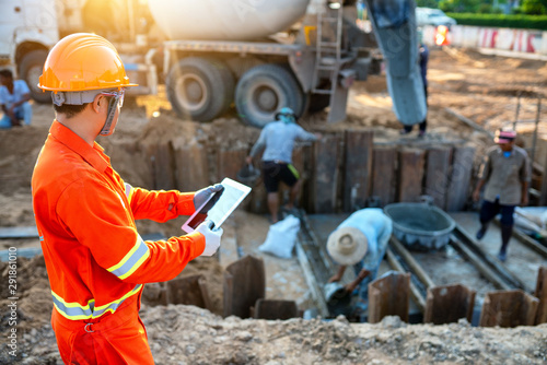 Cuadros en Lienzo Engineers inspect the pouring of concrete with tablet And working together with