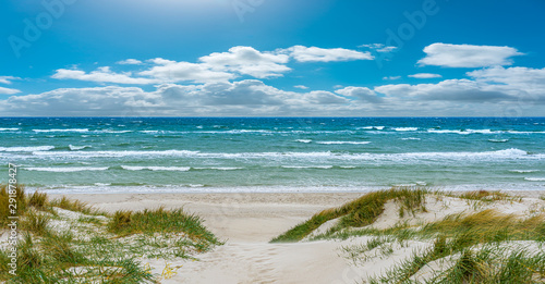 Fototapeta zejście do morza  wejscie-na-plaze-ostseestrand-przez-wydmy-z-falami-na-dars-w-meklemburgii-pomorzu-przednim