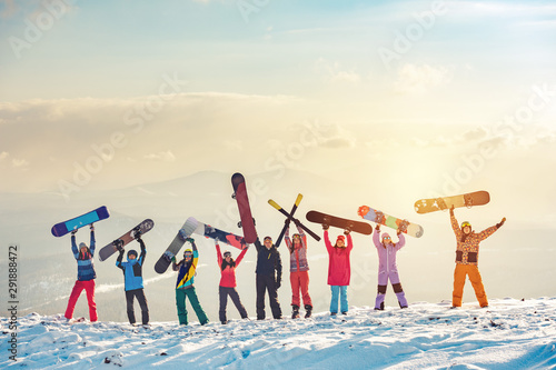 Cuadros en Lienzo Happy friends skiers and snowboarders at ski resort