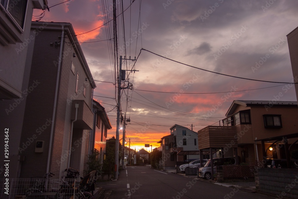 Foto de Stock 夕方の日本の住宅街 | Adobe Stock