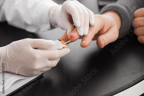Cuadros en Lienzo Doctor checking blood sugar level of diabetic patient in clinic, closeup