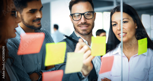 Cuadros en Lienzo Collaboration and analysis by business people working in office