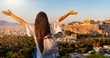 canvas print picture - Glückliche Touristin mit ausgestreckten Armen genießt den Ausblick auf die Akropolis von Athen, Griechenland, bei einem Sommer Sonnenuntergang
