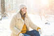 canvas print picture - Glückliche Frau im Winterlichen wald 