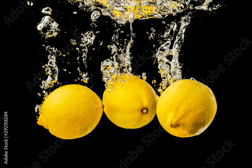 Fototapeta owoce w wodzie   swieze-zolte-cytryny-w-plusk-wody-na-czarnym-tle-z-duza-iloscia-pecherzykow-powietrza