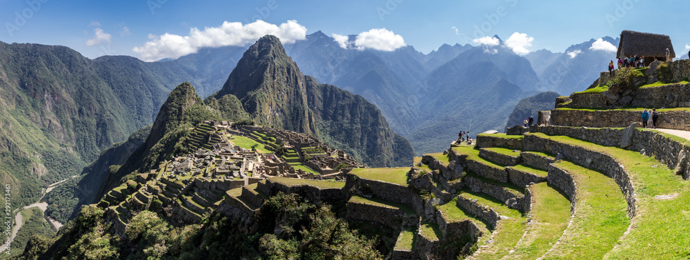 Panoramic view of Machu Picchu ruins in Peru. Behind we can appreciate big and beautiful mountains full of green vegetation. Archaeological site, UNESCO World Heritage - obrazy, fototapety, plakaty 