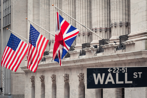 Mata magnetyczna Znak na Wall Street i budynek giełdy, Nowy Jork, USA