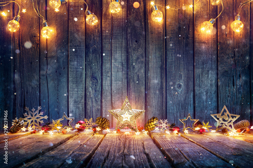Cuadros en Lienzo Christmas Decoration With Stars And String Lights On Rustic Wooden Table