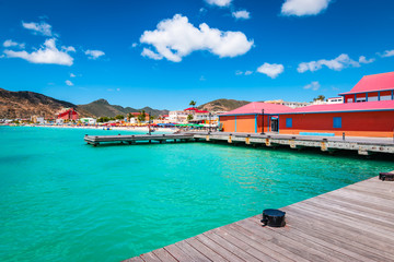 Fototapete - Philipsburg, St Maarten (Sint Maarten, Saint Martin), Caribbean. Wooden dock and colorful buildings at Great Bay beach. Popular cruise destination.