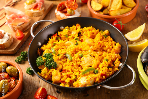 Cuadros en Lienzo cooking pan with paella with seafood