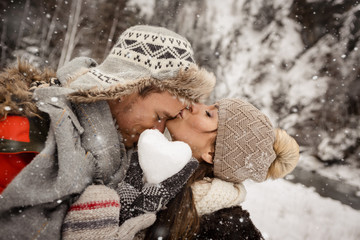 Wall Mural - Herz aus Schnee Liebespaar