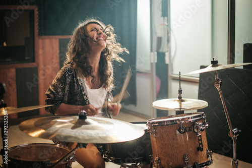 Fotografía Woman playing drums during music band rehearsal