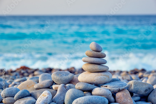Dekoracja na wymiar  zen-zrownowazony-stos-kamieni-na-plazy