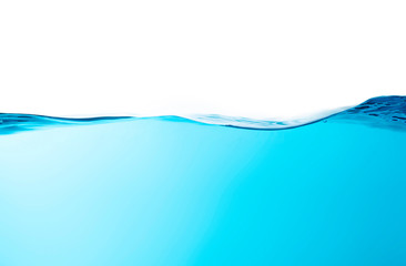  Błękitne wody pluśnięcia machają powierzchnię z bąblami powietrze na białym tle.