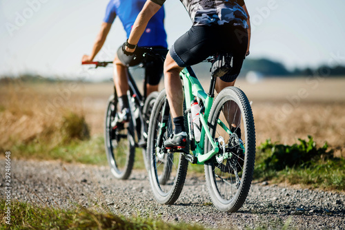 Cuadros en Lienzo mountain bike in the country lanes