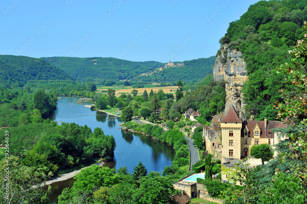 La Roque-Gageac in der Dordogne in Frankreich - obrazy, fototapety, plakaty 