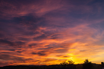 Wall Mural - Allassac (Corrèze, France) - Coucher de soleil flamboyant