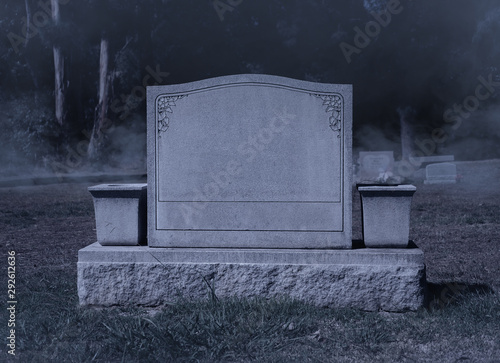 Fotografía Blank Spooky Halloween Grave Stone at Night