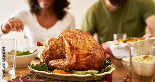 Cuadros en Lienzo thanksgiving dinner turkey with people eating