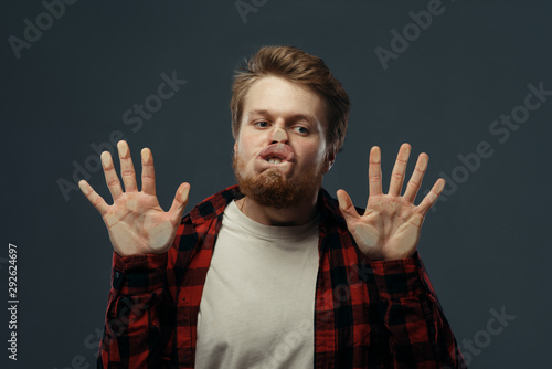 Fotomural Man's crazy face crushed on transparent glass
