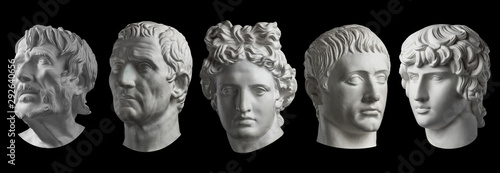 Fotografía Five gypsum copy of ancient statue heads isolated on a black background