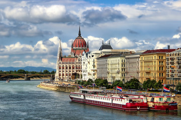 Wall Mural - Budapest, Hungary - Danube River and the Parliament Buiding in the Historic Old Town of Budapest (UNESCO World Heritage)