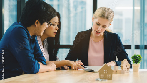 Fotomural Financial officials are advising Asian family to buy a home