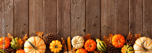 Fotomural Autumn bottom border banner of pumpkins, gourds and fall decor on a rustic wood