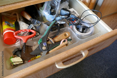 Fotografía Looking into a untidy drawer