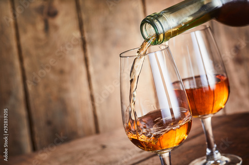 Fotografía Aged golden fortified sherry being poured