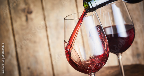 Fotografía Pouring a red Bordeaux wine from Garonne France